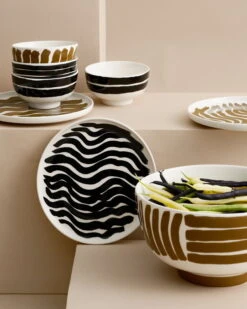 Marimekko Oiva - Hyräily Plate, 20 Cm, 3 Pcs, Wet Sand - Black 12 Marimekko Oiva - Hyräily Plate, 20 Cm, 3 Pcs, Wet Sand - Black -Marimekko MM 231 Hyraily 189 2