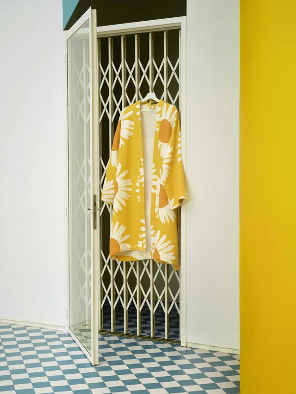Marimekko Auringonkukka Bathrobe, Yellow - White 4 Marimekko Auringonkukka Bathrobe, Yellow - White - Image 2