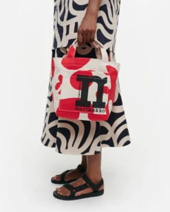 Marimekko Mono Mini Tote Pulloposti Bag, Cotton - Red 13 Marimekko Mono Mini Tote Pulloposti Bag, Cotton - Red -Marimekko MM 232 lunch tote pulloposti 091975 830 DE1 2role