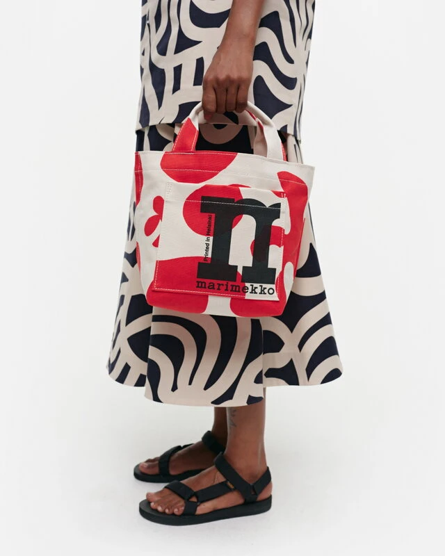 Marimekko Mono Mini Tote Pulloposti Bag, Cotton - Red 8 Marimekko Mono Mini Tote Pulloposti Bag, Cotton - Red - Image 6