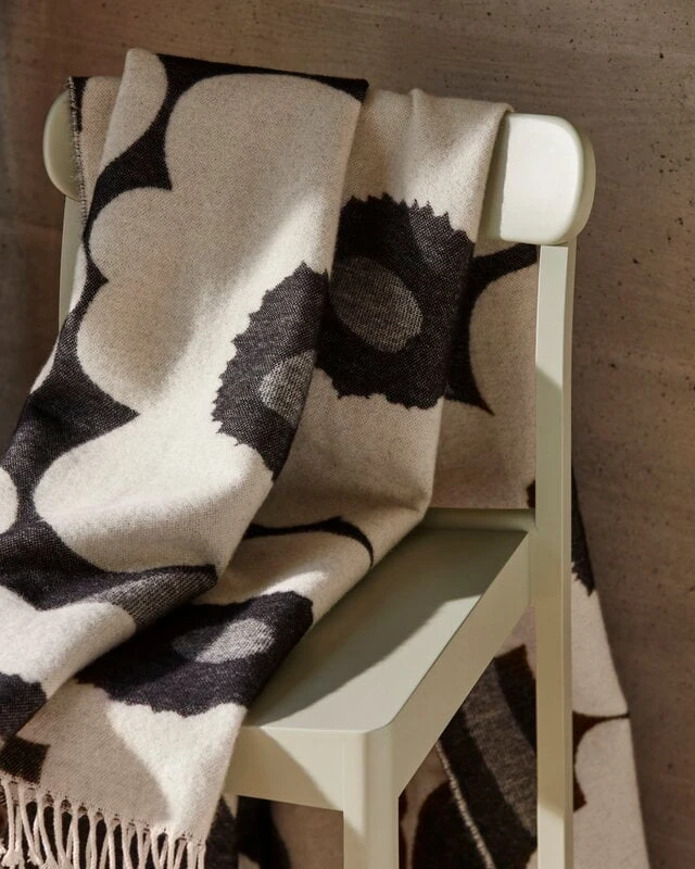 Marimekko Unikko Throw, White - Black 5 Marimekko Unikko Throw, White - Black - Image 3