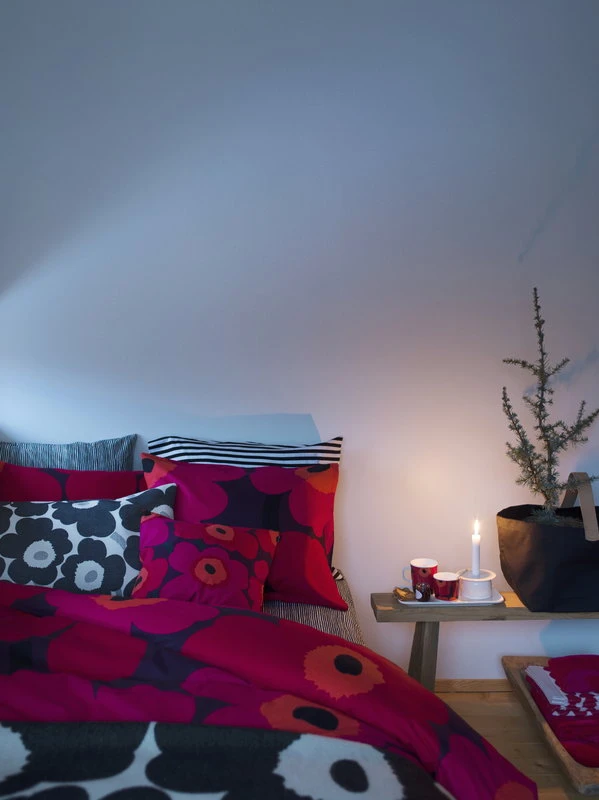 Marimekko Unikko Throw, White - Black 6 Marimekko Unikko Throw, White - Black - Image 4