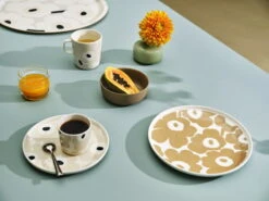 Marimekko Oiva - Unikko Plate 25 Cm, White - Beige 8 Marimekko Oiva - Unikko Plate 25 Cm, White - Beige -Marimekko Marimekko home lookbook 20200874 HIRES copy