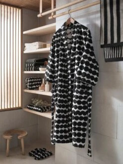 Marimekko Räsymatto Bathrobe, Black-white -Marimekko Shot 21 0536